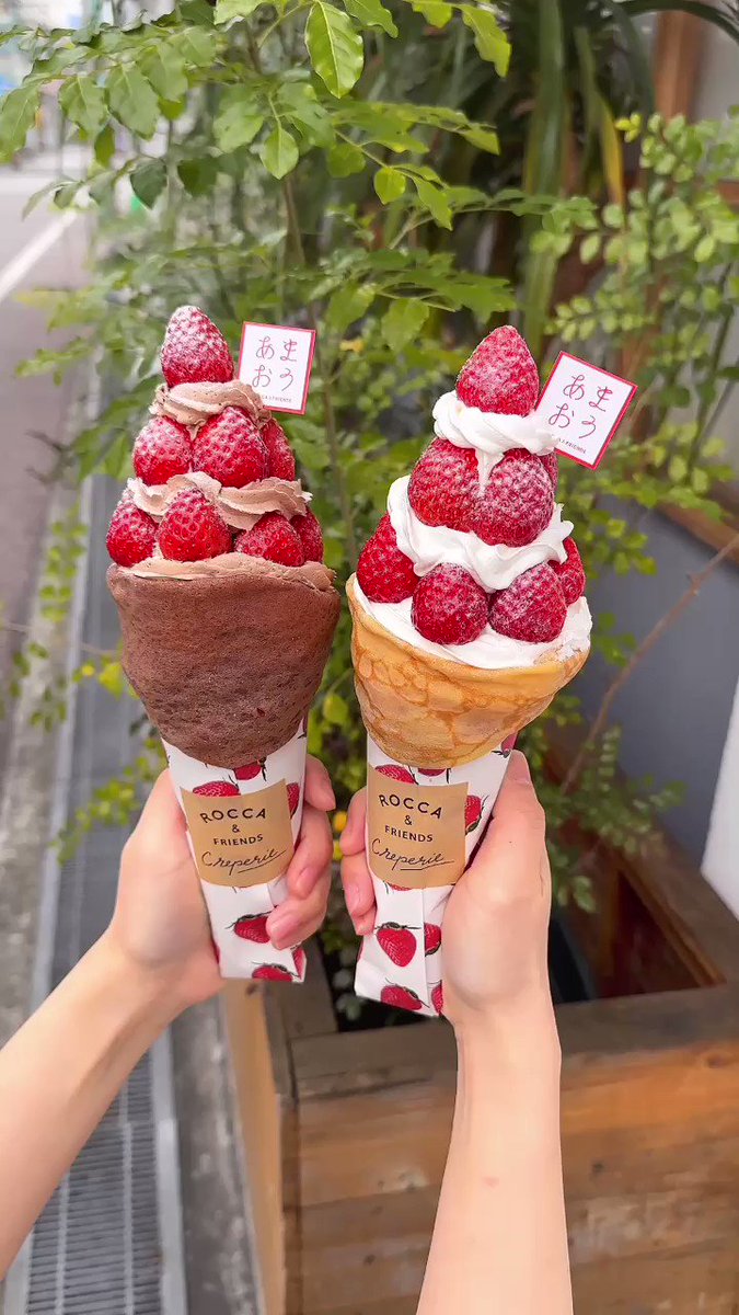 【ROCCA &amp; FRIENDS CREPERIE】 @大阪：高槻駅から徒歩2分 あまおうを使ったクレープを食べられるお店。 まるでショートケーキのような可愛いクレープで、甘酸っぱいイチゴと濃厚生クリームの合わせ技が最高！ チョコクリームをたっぷり使用したクレープも絶品です🍓
