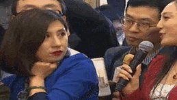 人民网记者“郝萍”，不是个好记者，但一定是个好演员，她跟京东曹委员联袂练的这段儿诗朗诵，把我感动坏了。我记得，2018年3月那次两会，就是习主席连任那次，全美电视台执行台长张慧君，也这样端着架子表演的。只可惜今年，再也见不着翻白眼儿砸挂的梁姑娘了。