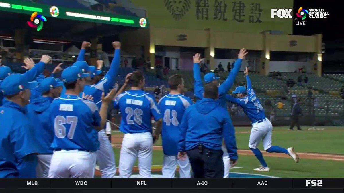 The moment Italy found out they were advancing to the Quarterfinals 🇮🇹