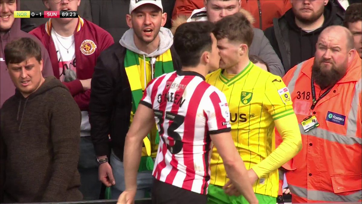 Sunderland's Luke O'Nien with a cheeky kiss for his opponent today... 😘😂