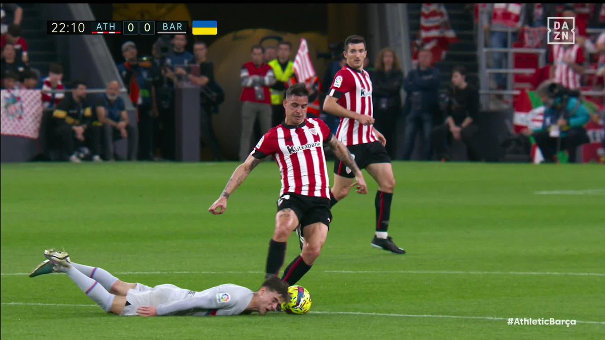 ¡QUÉ IMAGEN! 😮😮😮 Gavi LITERALMENTE tirándose a los pies de Dani García para intentar quitarle el balón ¡IMPRESIONANTE! #LaLigaEnDAZN ⚽