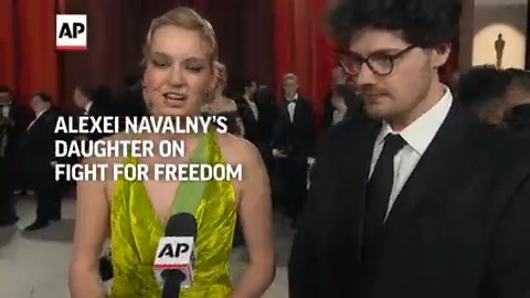 The daughter of Russian political prisoner Alexei Navalny, Dasha Navalnaya, said it was difficult to be attending the #Oscars to bring attention to the documentary about her father’s imprisonment, but he wanted her there.