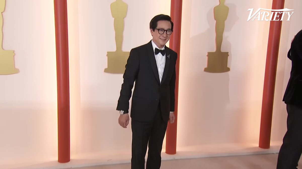 🎞 | AHORA: El nominado Ke Huy Quan por "Everything Everywhere All at Once" llega a la alfombra champagne de los Oscars.