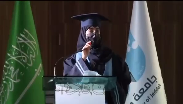 جامعة جدة تشهد تخريج أول دفعة بالمملكة في اللغة الصينية، والمتخرجة "نوف الزهراني" تُلقي كلمة الخريجين باللغة الصينية. -