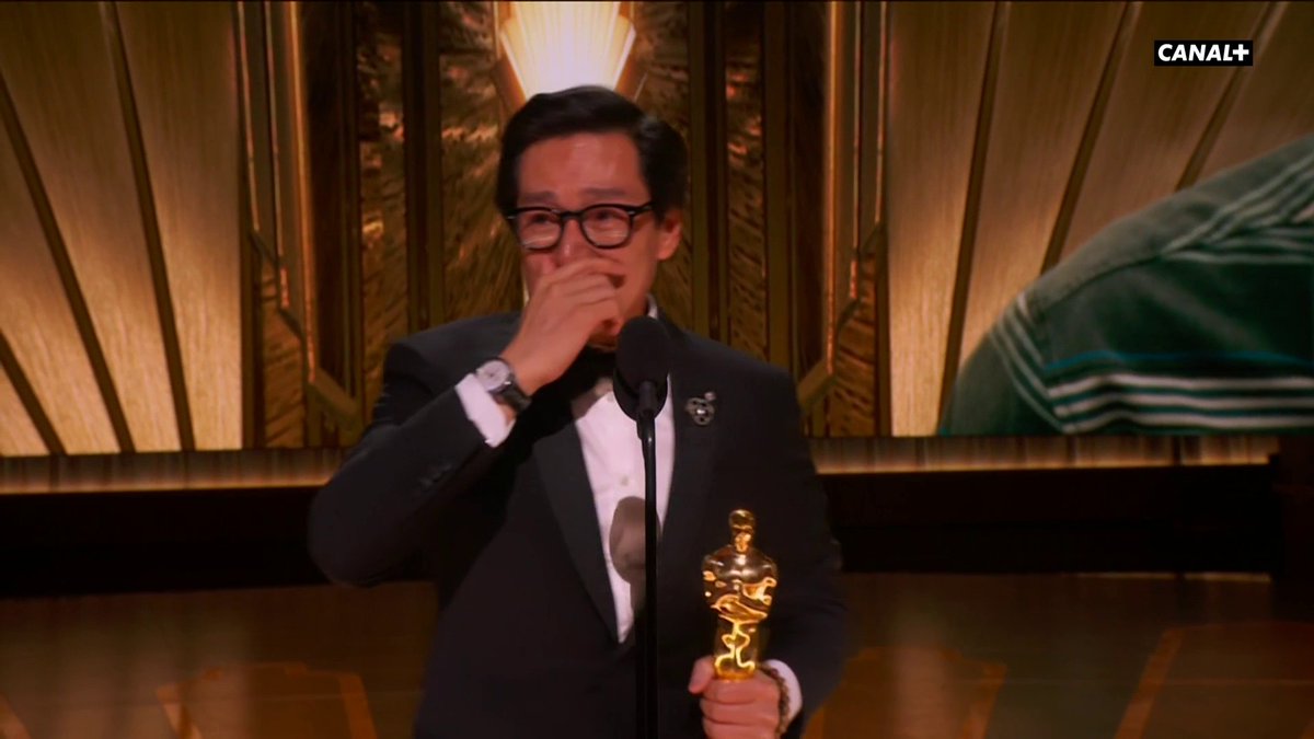 "Maman, je viens de gagner un Oscar !" L'émotion de Ke Huy Quan, sacré meilleur acteur dans un second rôle pour Everything Everywhere All At Once.