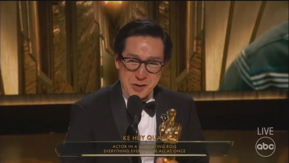 "Please, follow your dreams" - Ke Huy Quan accepts his #Oscar for best supporting actor in #EverythingEverywhereAllAtOnce