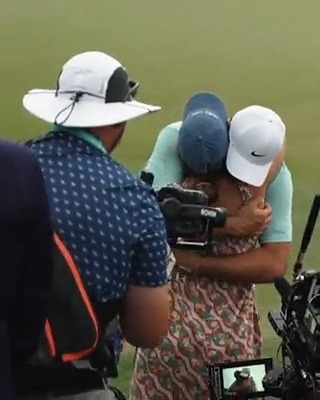 Scottie was looking for Meredith immediately after he stepped off the green @THEPLAYERSChamp ❤️