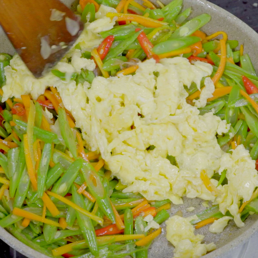 Menu Orak-Arik Buncis ini selain cara pembuatannya mudah, bahan yang digunakannya juga murah loh, kalian cukup mempunyai buncis, wortel dan telur. Cara pengolahannya sebentar aja, ga butuh banyak waktu buat menyiapkannya.⁣ ⁣⁣⁣ Resep lengkap klik :