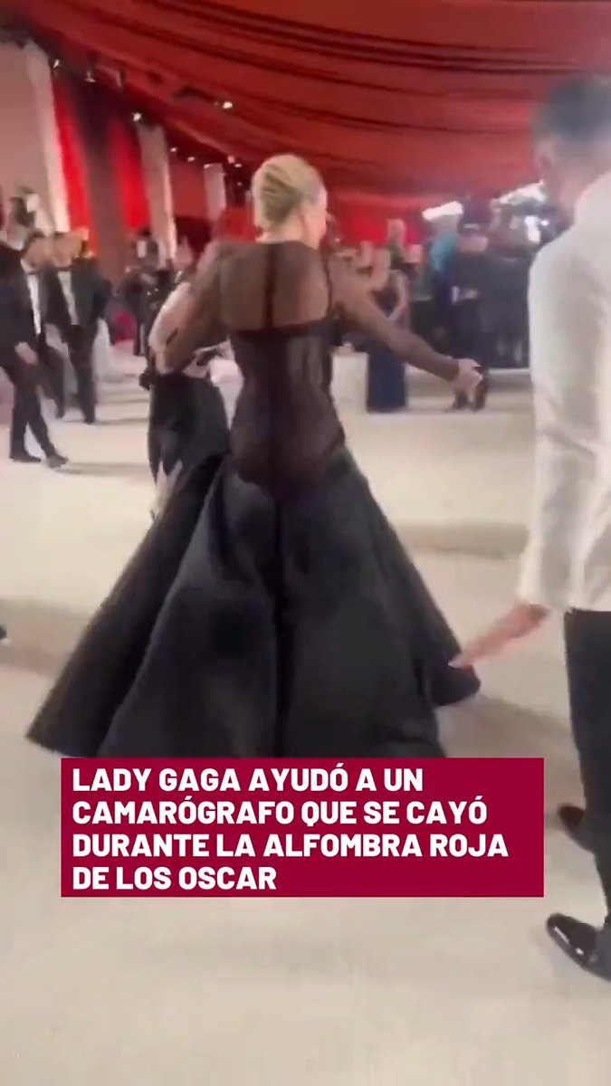 💖🎬 ¡Te queremos mucho, #LadyGaga! Así fue captado el momento en que la cantante auxilió a un camarógrafo que se cayó durante la alfombra roja de los #Oscars2023. 👉