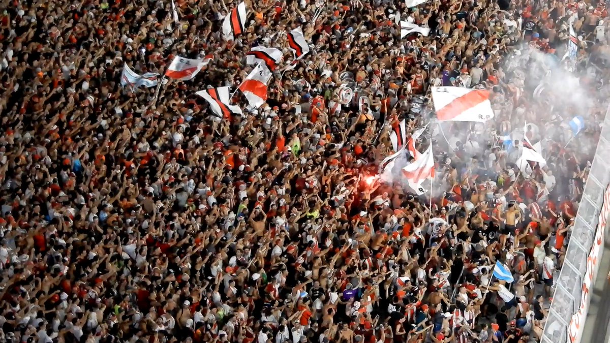 La cancha que tiene la mejor y mayor fiesta del país es la de River, y sin termear, no hay discusión posible; por cantidad de gente y por quilombo, 90mil personas todas las fechas y cantando variedad de canciones. Solo no tiene marketing.