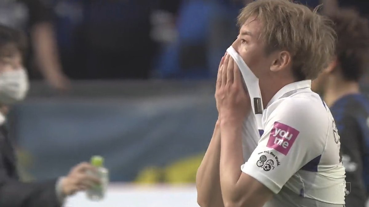 久保竜彦から佐藤寿人へ。 そして、佐藤寿人から満田誠へ。 アディショナルタイムの決勝弾直後に 継承されたエースのチャント。 #sanfrecce サンフレッチェ広島【公式】 #Ｊリーグ #J30