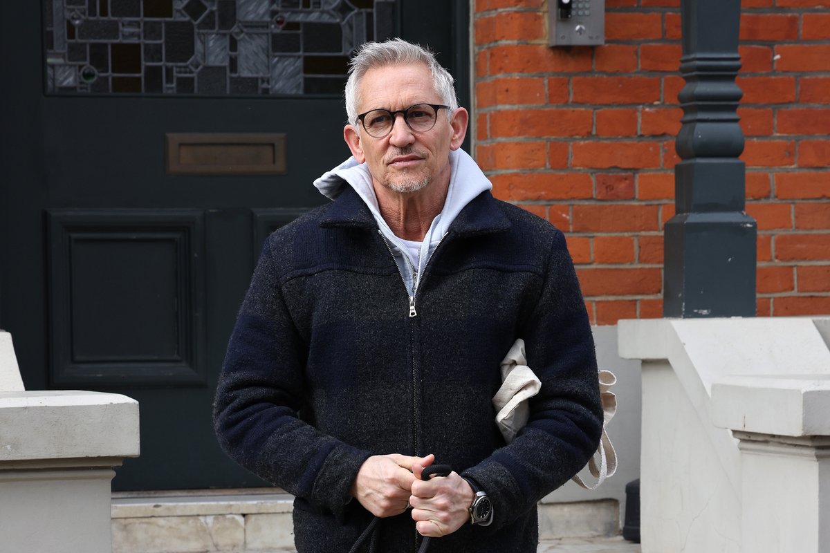 Mike Graham reacts to Gary Lineker's tweets announcing his return to Match Of The Day. "He thinks he's tweeting about some poor people coming in on a boat, no you're not! You're tweeting about politics". Mike Graham 🇬🇧