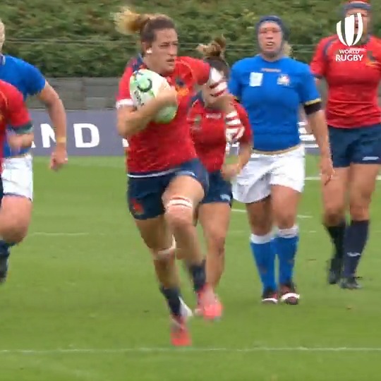 Cutting through the defence 🎯 Angela Del Pan isn't letting anyone come in her way #RWC2017 | España Rugby