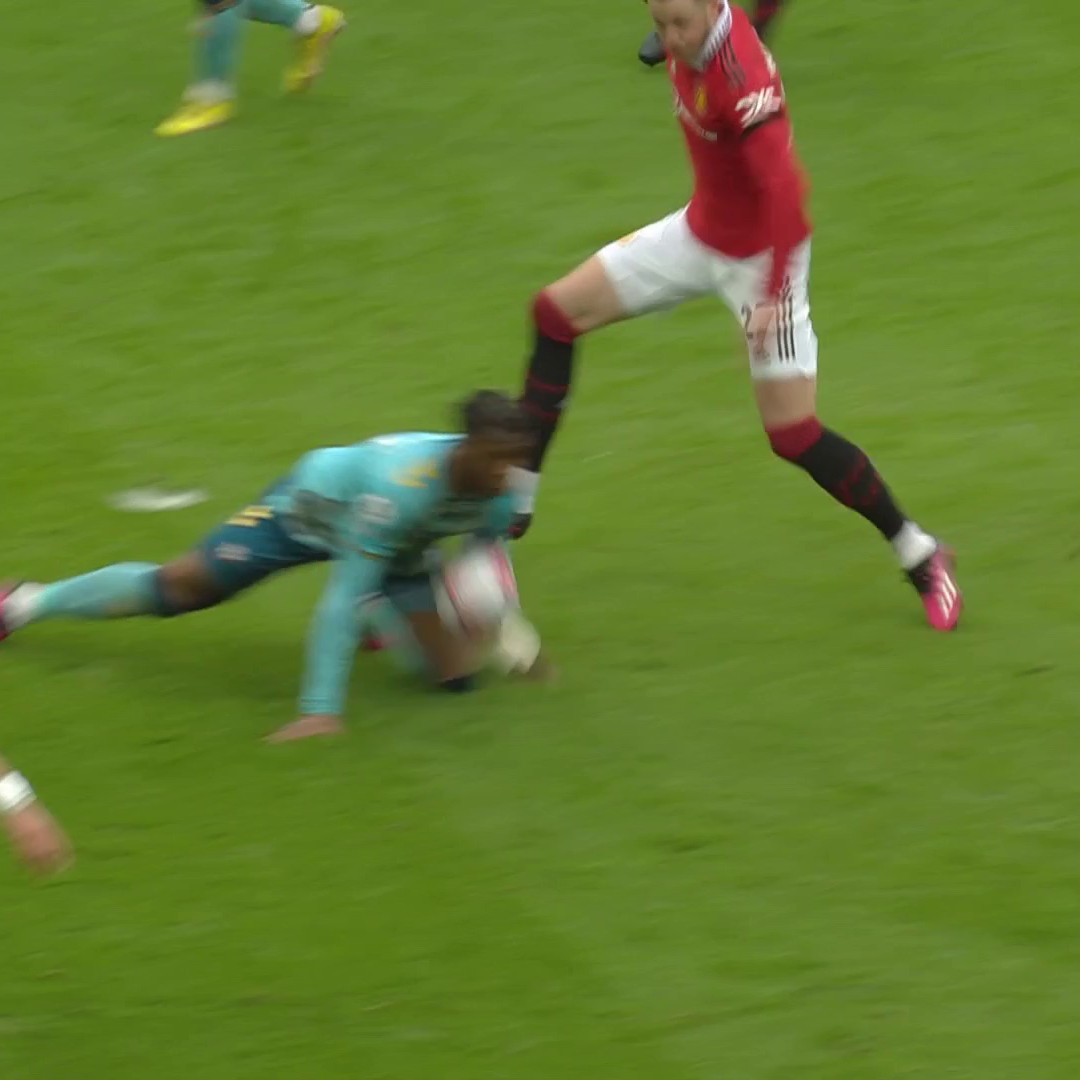 🗣️ "One of the strangest incidents I've ever seen" Should Man Utd have had a penalty or two against Southampton? 🤔