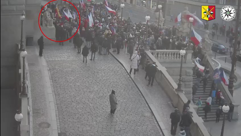 1/3 Jedno video je kolikrát více než 1000 slov. Jak je patrné z námi pořízených záběrů, po celou dobu byl přístup policistů pasivní a defenzivní, přičemž o jakémkoliv rozdmýchávání situace nemůže být řeč. #policiepha