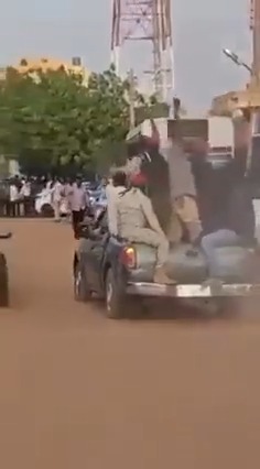فيديو يوثق الاعتداء على القسم الشمالي للشرطة في الخرطوم، من قبل حركة تمازج المسلحة بالأمس. #السودان
