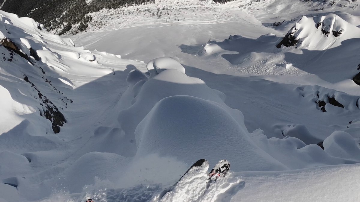 At what point does it become a cliff section instead of a pillow line? 🤔 #GoProAwards recipient Logan Pehota attempted to find the answer with this #HyperSmooth POV. #GoPro #GoProSnow #Ski #Skiing #POV #Powder #PowderSkiing #Canada