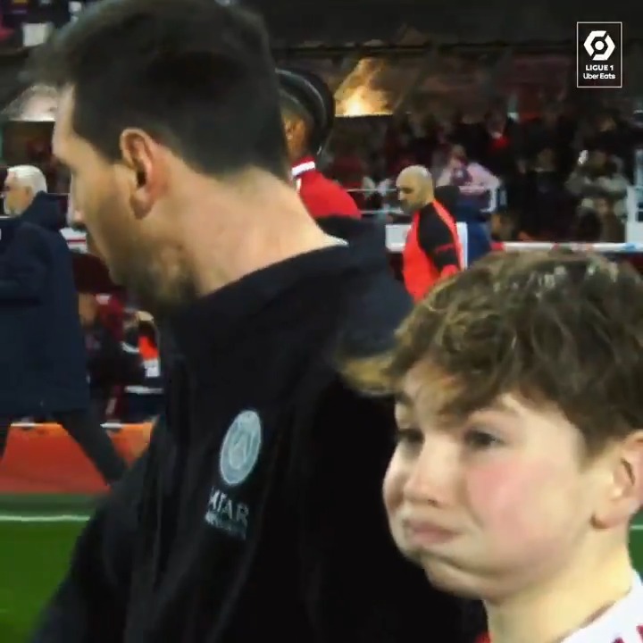 El pibe que va con Messi 🥹