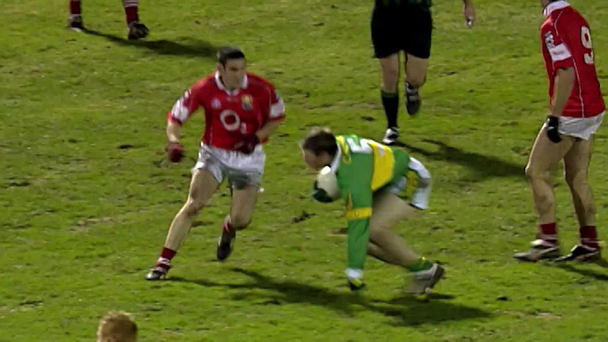 Up next is All-Ireland winning Cork footballer, Noel O'Leary 🔴⚪ An chéad laoch eile ná gaiscíoch Chorcaí, Noel O'Leary. 🏐 Laochra Gael - Noel O'Leary 📅 Déardaoin / Thursday ⏰ 21:30 📺 ar TG4 Cill na Martra CLG | Cork GAA #LaochraGael