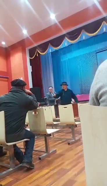 Авилгачин гэдэг чинь энэ шүү дээ. УИХ дахь МАН-ын бүлгийн дарга Тогтохсүрэн өнөөдөр тойрогтоо! Ийм нам авилгатай тэмцэж чаддаггүй юмаа! Авилга бол МАН-ын унаган соёл нь юм. MP Togtohsuren, Chairman of the MPP caucus in the Parliament handing out money in his cobstituency today.