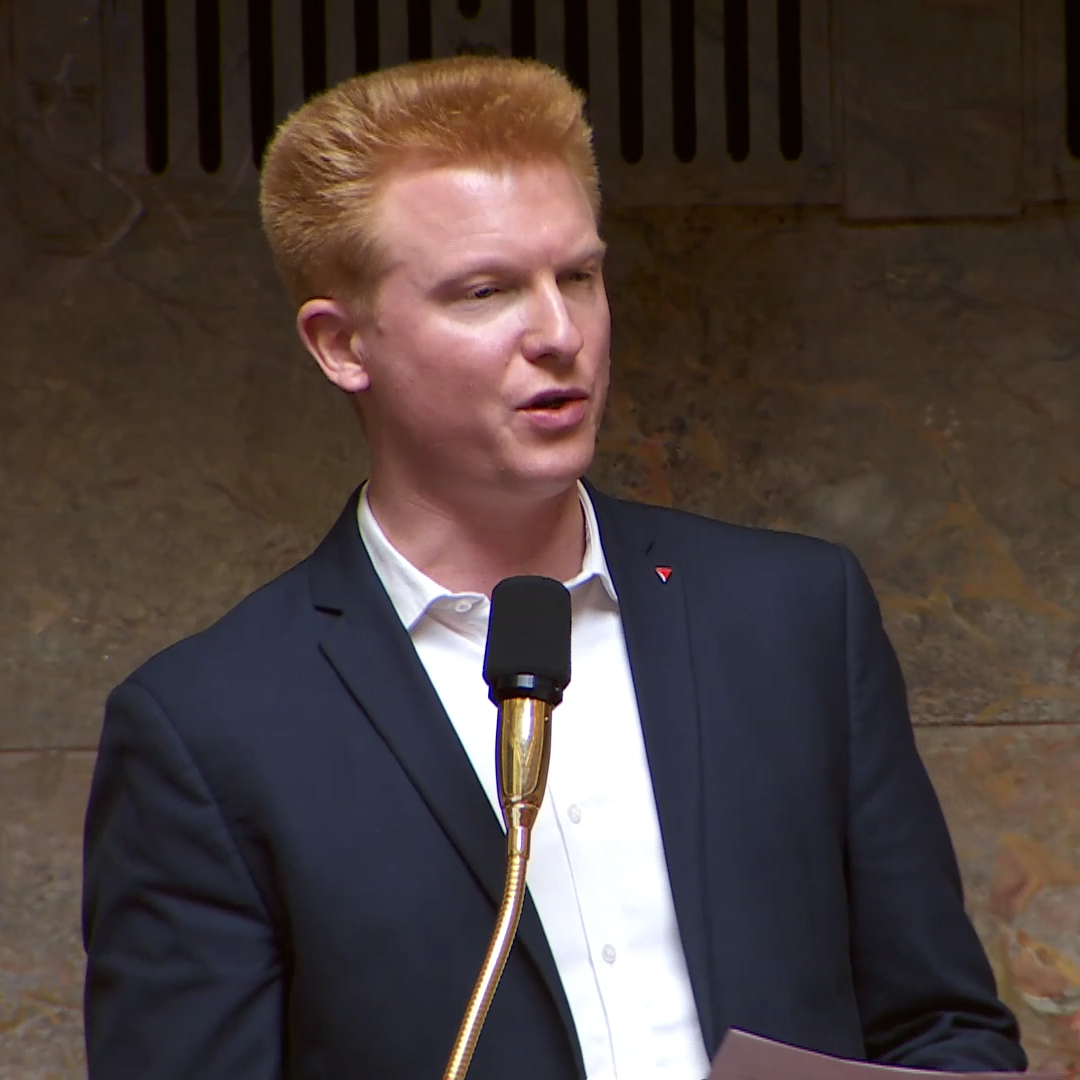 #Retraites : le débat parlementaire, c’est la démocratie. Mais la démocratie ne se résume pas au débat parlementaire : entendez le cri de colère historique venu de la rue et des piquets de grève ! Retirez cette réforme ou soumettez-la au référendum !