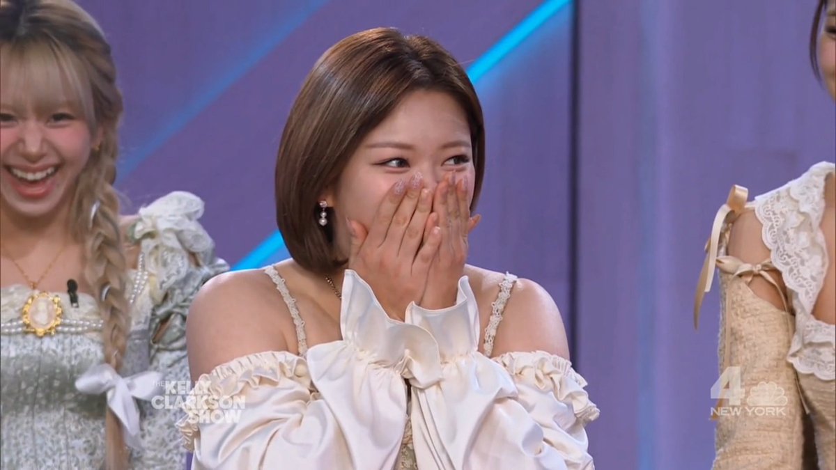 Jeongyeon's reaction to Kelly Clarkson complimenting her voice Kelly: "You have a very beautiful speaking voice. It's like very low and sultry, I love it"