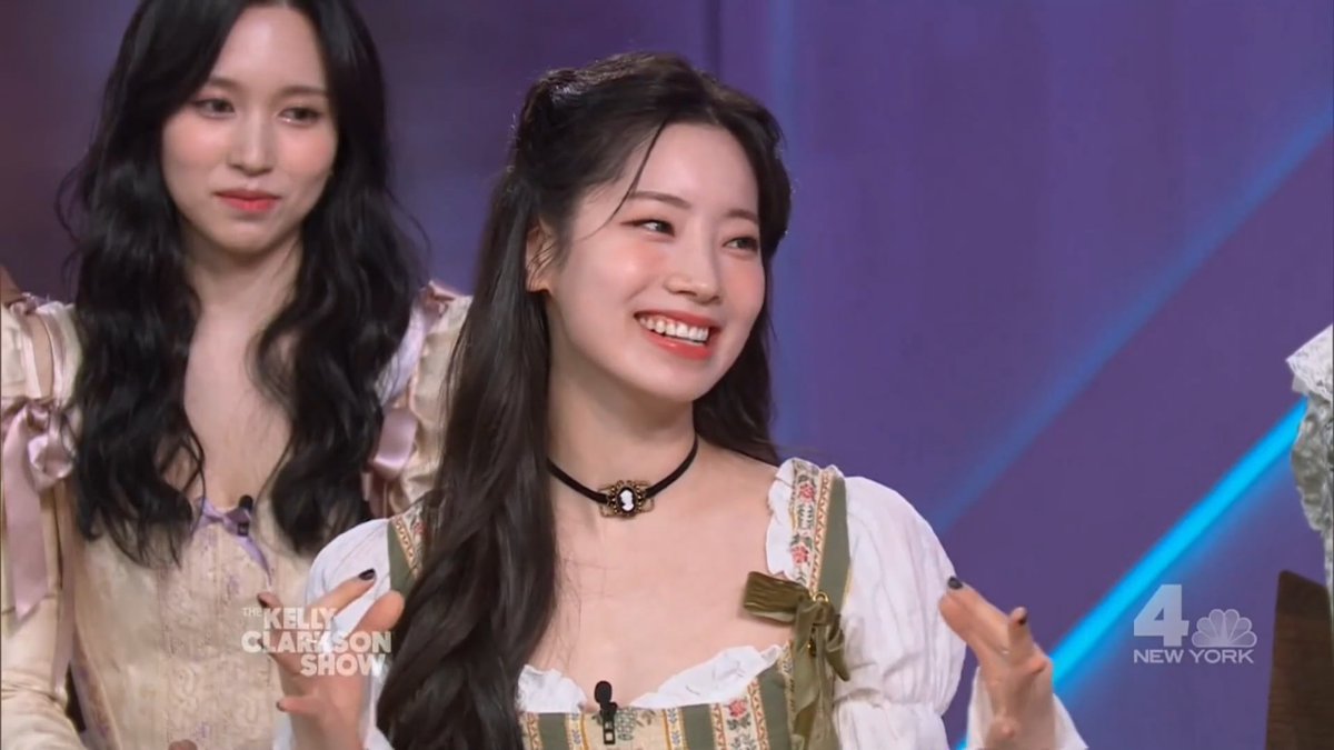 Favourite things to do or eat when you're in the US? Dahyun: "I like hamburgers, pizza, chocolate, potatoes, pasta" Kelly Clarkson: "I found my sister in the group okay"