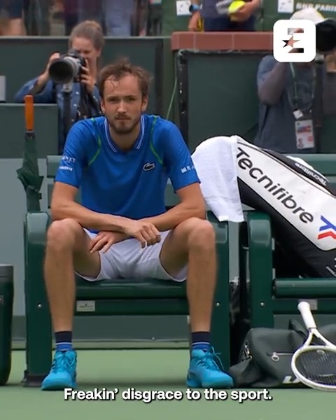 Daniil Medvedev 𝙧𝙚𝙖𝙡𝙡𝙮 doesn't like the courts at Indian Wells 😬