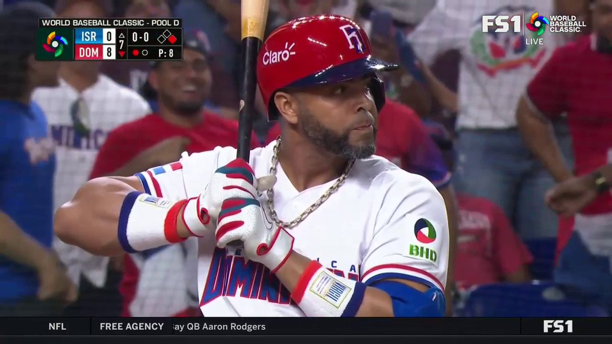 Nelson Cruz gets a standing ovation from Dominican fans as he comes up to bat 👏🇩🇴