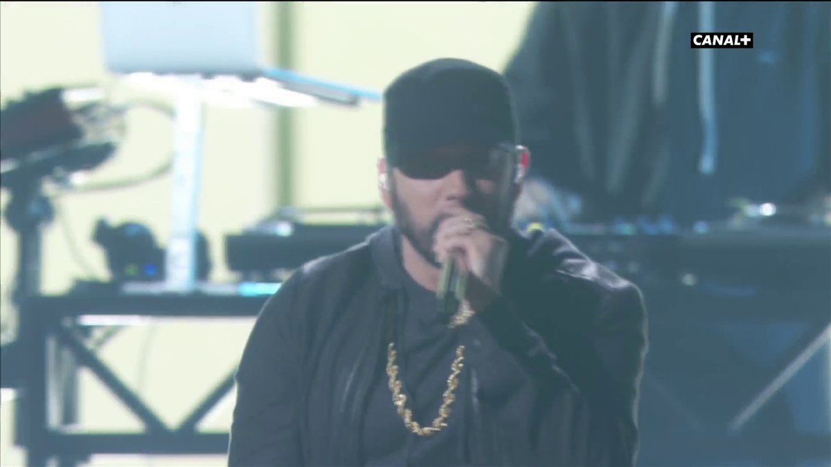 yıl 2002.. eminem “lose yourself” parçasıyla oscar kazanıyor ancak törende parçayı sansürlü söylemesini istedikleri için törene katılmıyor. aradan 18 yıl geçiyor ve eminem sansürsüz bir şekilde oscar ödül töreninde “lose yourself” parçasını seslendiriyor.