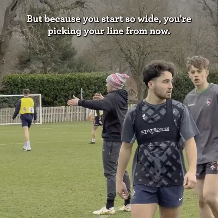 ๐ ๐ฌ๐ฉ๐๐๐ข๐๐ฅ ๐ฏ๐ข๐ฌ๐ข๐ญ๐จ๐ซ ๐ข๐ง ๐๐๐ฆ๐ฉ ๐ Alex Goode visited the England Men's U18s camp ahead of their game against France on Saturday ๐ฅ