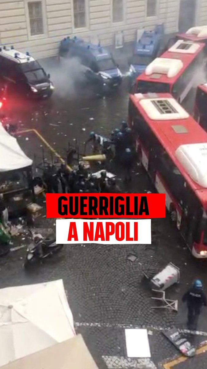 🔴 Guerriglia a Napoli In piazza del Gesù sono arrivati i tifosi del Napoli che hanno letteralmente accerchiato quelli tedeschi dell'Eintracht Francoforte #NapoliEintracht