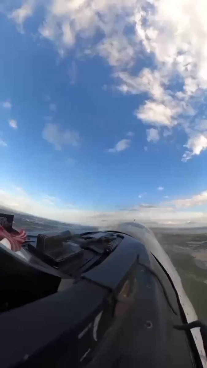 Thunderbirds doing a stinger roll!🔥 📹: dozen aldridge