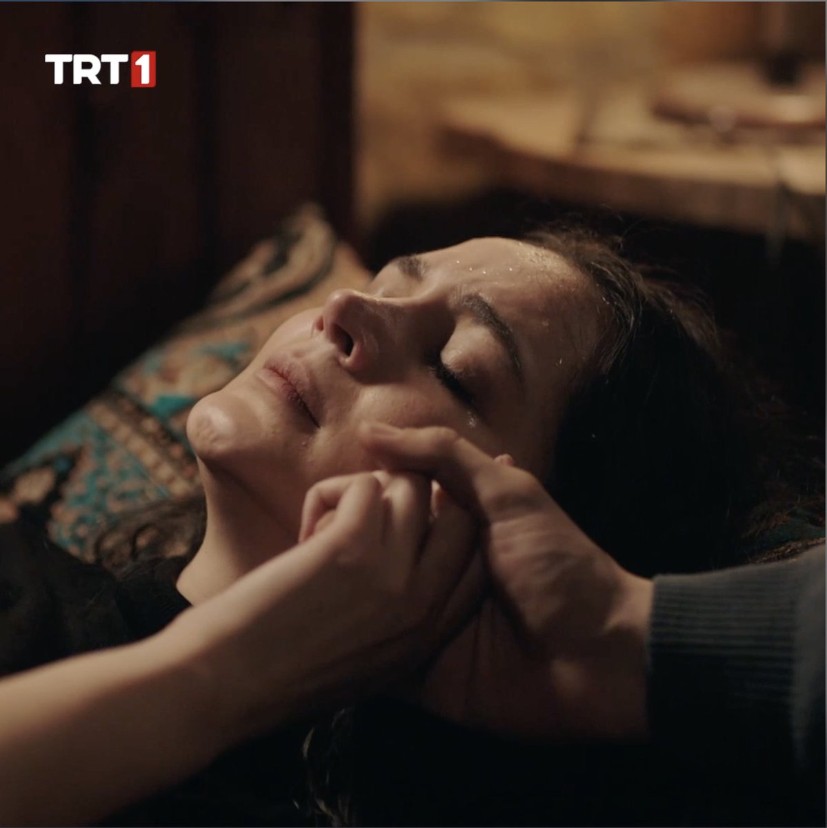 Ali, Nadia’ya güvenebilecek mi? 👀 #AlSancakDizisi yeni bölümüyle bu akşam 20.00’de TRT 1’de!
