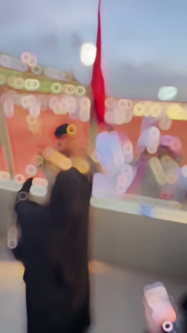 موقف مؤثر لضابط يشارك والدته فرحة التخرج من كلية الملك عبدالعزيز الحربية. -