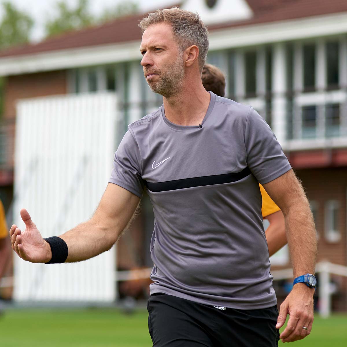 .Jez Weeks ⚽ leads a technical practice, split across two identical playing areas, in which pairs of attackers work in a 2v1 overload against a defender before trying to beat a goalkeeper... 🌿⚽️