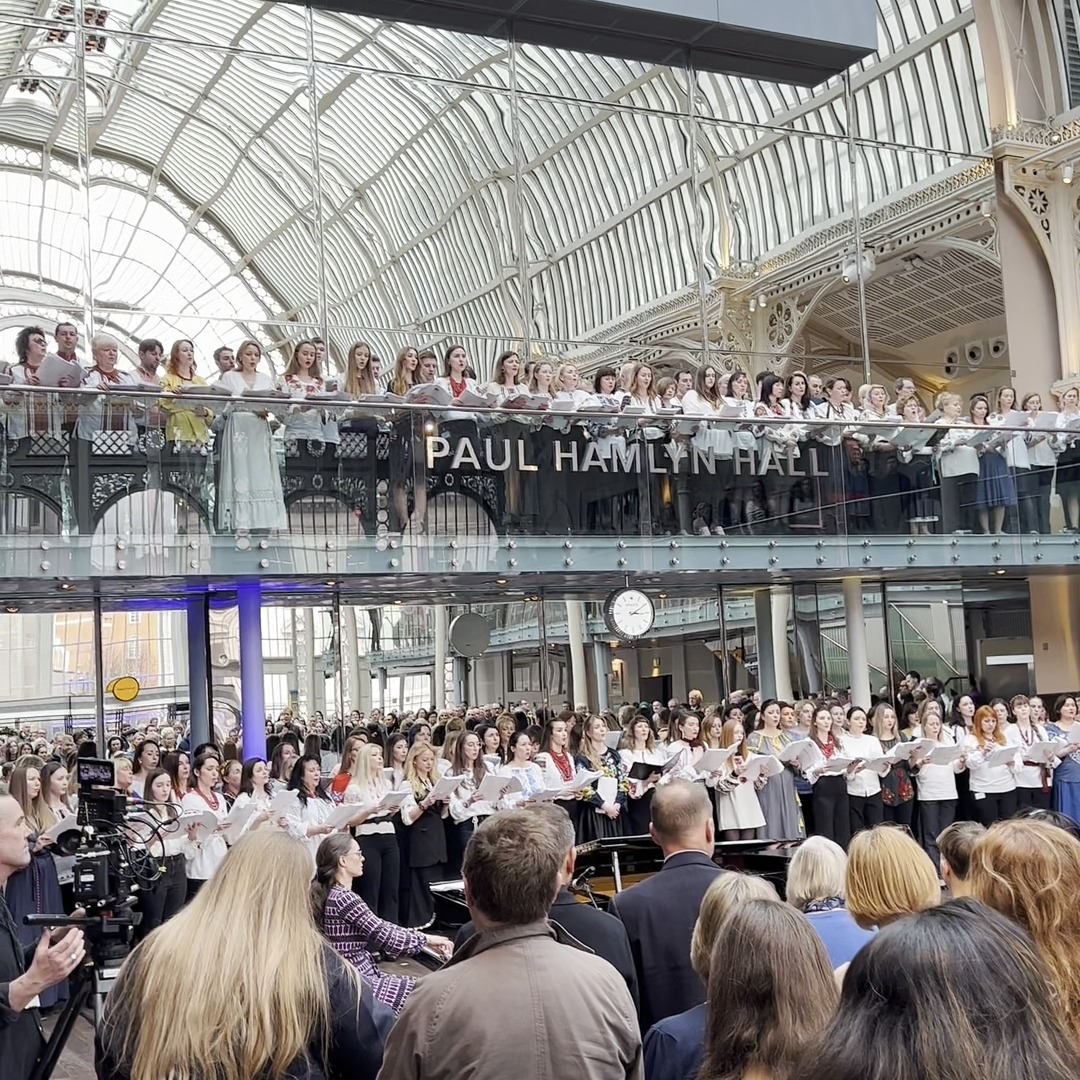 Today the Royal Opera Chorus and more than 130 London-based Ukrainians performed a range of works from their collaborative project: Songs for Ukraine. #RoyalOperaHouse
