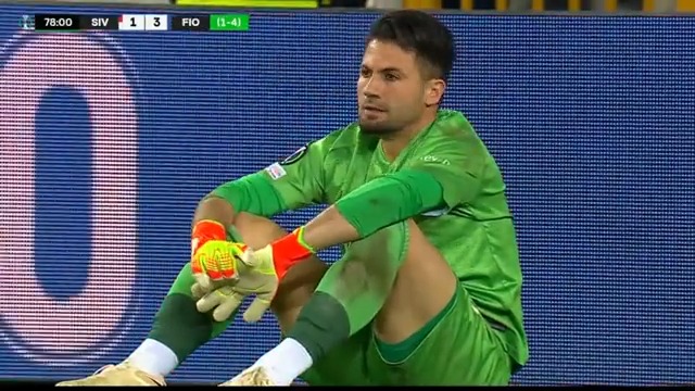 Inacreditável! Zagueiro do Sivasspor tenta recuar de cabeça e faz um dos gols contra mais bizarros da história! #ConferenceNaESPN #ad