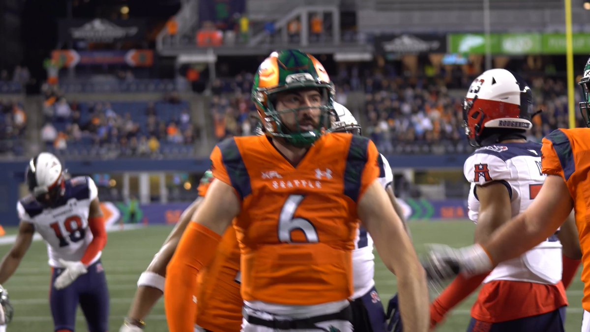 BEN DINUCCI TAKES IT IN BY HIMSELF 💪 📺: ESPN (via Seattle Sea Dragons)