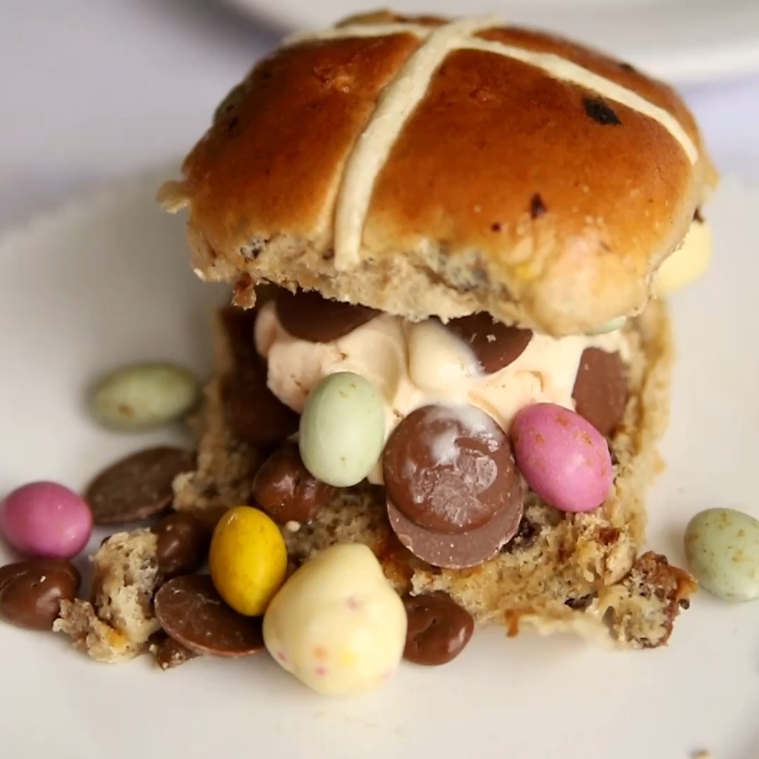 It’s Friday, which means you deserve a treat! We don’t make the rules. 🤷 Why not use our squidgy hot cross buns and chocolatey Easter treats to make these mouth-watering ice cream sandwiches? 🤩