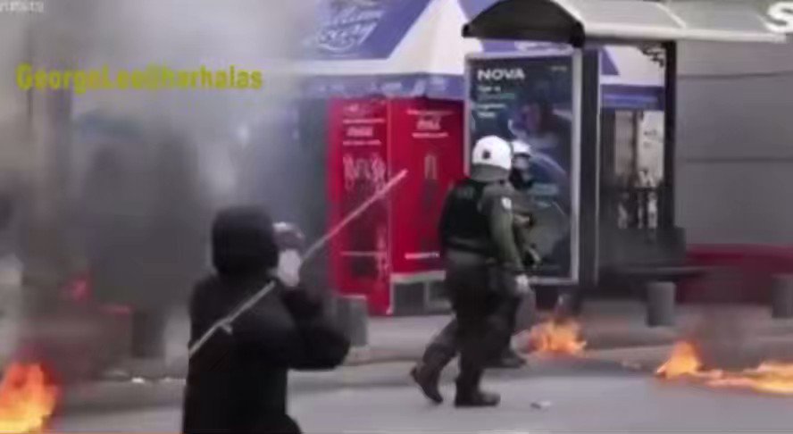 🔴🚨Απευθύνω έκκληση στους αυτόκλητους ΚΡΙΤΕΣ κάθε φύλου και «ειδικότητας» να σταματήσουν ΕΠΙΤΕΛΟΥΣ το αφήγημα περί ειρηνικής διαδήλωσης, αυθόρμητων διαδηλωτών και φασιστικού καθεστώτος με δολοφονικά ΜΑΤ κλπ., γιατί α. ζούμε στο ίδιο σύμπαν και β. έχουμε μάτια και βλέπουμε! Κι αυτό που βλέπουμε είναι ένα ετερόκλητο πλήθος, που κάθε κομμάτι του διαδηλώνει για το μακρύ και το κοντό του, επειδή είτε οι μέντορές του του είπαν να διαδηλώσει, είτε είδε φως και μπήκε! Σε κάθε περίπτωση, δεν διαδηλώνει κανείς για τους βαθιά ριζωμένους μηχανισμούς που έδωσαν τον χώρο στον μοιραίο σταθμάρχη να «εκφράσει» την ανευθυνότητα, ανικανότητα, αλαζονεία της ύπαρξής του με αυτόν τον δολοφονικό τρόπο. Αντιθέτως, μέρος της διαδήλωσης αποτελεί και η διαμαρτυρία για την αξιολόγηση στο δημόσιο, η έλλειψη της οποίας είδαμε πού μπορεί να οδηγήσει.. Όλοι εσείς οι «ΑΔΕΚΑΣΤΟΙ» ΔΙΚΑΣΤΕΣ, που στις μολότοφ, στους κάδους που εμποδίζουν οχήματα της Αστυνομίας, στα ακόντια που εκτοξεύονται στα παιδιά των ΜΑΤ, που τα έχουν γεννήσει μάνες κι αυτά και που είναι εκεί για να προστατεύουν όλους μας, στα αισχρά (τάχα αυθόρμητα) συνθήματα που αποκαλούν δολοφόνο τον Μητσοτάκη και στη διάχυτη αναρχία βλέπετε μία ειρηνική διαδήλωση, είστε μέρος αυτής της αναρχίας, που μαζί με τις καταστροφές προάγει τις στρεβλώσεις ως κανονικότητα. ΩΣ ΕΔΩ η ανοχή στην ανοησία, την προπαγάνδα και την αναταραχή που μας πλασάρετε ως κανονικότητα. Έκαστος εφ’ ω ετάχθη. Εσείς είστε με τα μπάχαλα. Εμείς είμαστε με τη Δημοκρατία, με την τάξη, με την Ελλάδα, #ΜΕ_ΤΟΝ_ΚΥΡΙΑΚΟ. 🇬🇷 #Απεργία16Μάρτη #Απεργια #Τεμπη