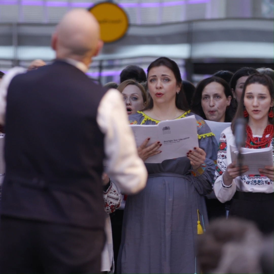 A touching look back at yesterday's performance of Songs for Ukraine Watch the Royal Opera Chorus and more than 130 London-based Ukrainians, including individuals displaced by the war, as they perform a range of works from their collaborative project. #RoyalOperaHouse