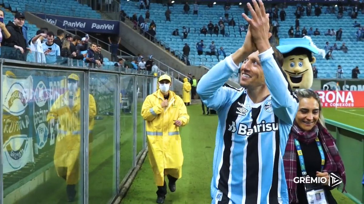 O bom filho à casa torna e assim ele fez. Começou a carreira aqui, tornou-se ídolo, ganhou o mundo e voltou em um momento difícil para ficar ao lado da nação gremista. E assim permanecerá, atuando fora dos gramados. Obrigada por tudo, Lucas Leiva! Vamos por mais!