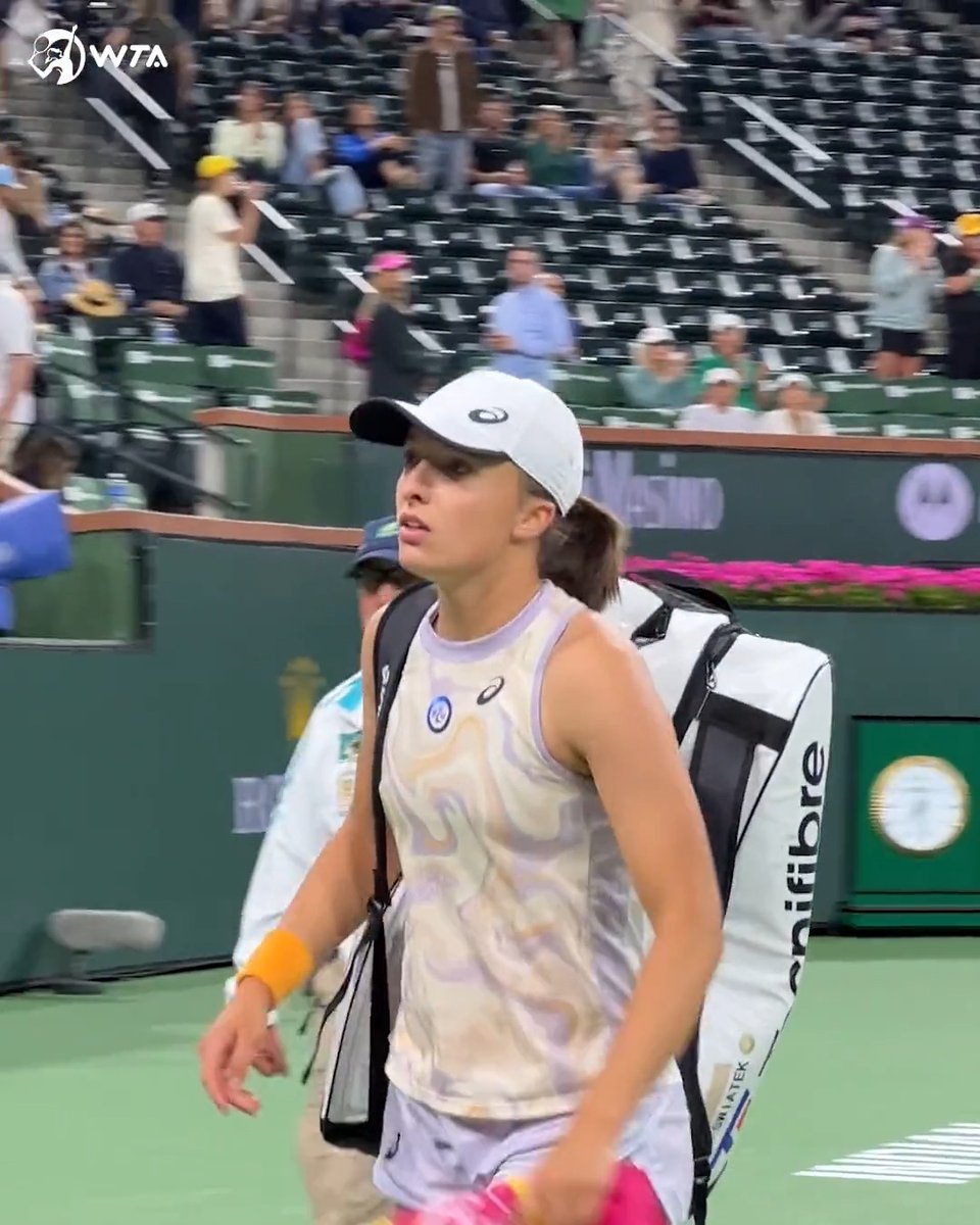 She may be leaving #TennisParadise but Iga Świątek still has time to make a fan's day 💜