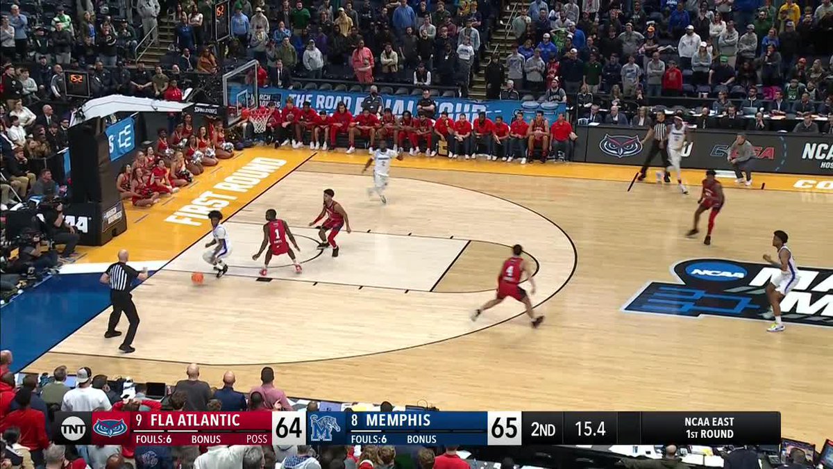 Memphis apparently needed more than 2 people calling for a timeout here #MarchMadness