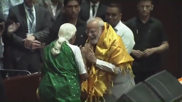 महिलाओं का सम्मान मोदी जी का स्वभाव ग्लोबल मिलेट्स (श्री अन्न) कॉन्फ्रेंस के दौरान 107 वर्ष की बुज़ुर्ग महिला के पैर छू कर प्रधानमंत्री श्री Narendra Modi ने लिया आशीर्वाद।