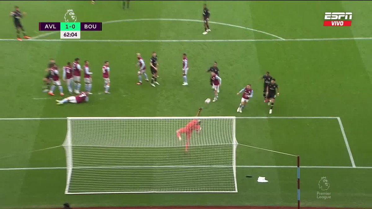 ¡ESPECTACULAR DIBU! El mejor arquero del mundo voló a mano cambiada para sacar del ángulo el tiro libre de Billing en la #PREMIERxESPN. 📺 Mirá la #Premier League por #ESPNenStarPlus