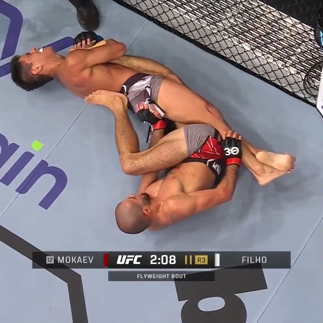 HIS LEG'S NOT SUPPOSED TO BEND LIKE THAT! 😷 #UFC286
