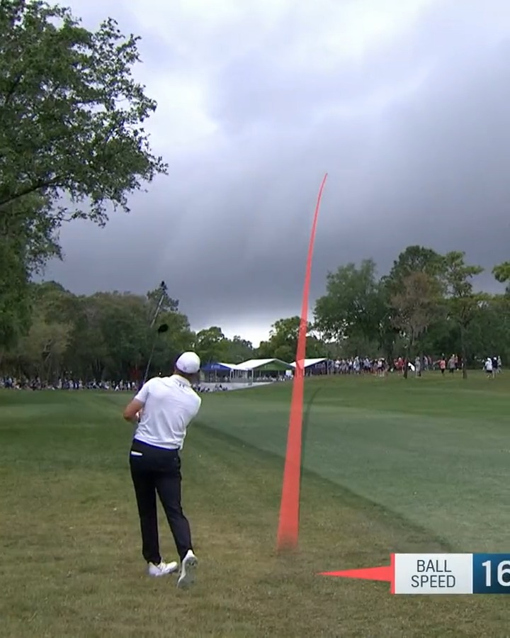 Ripping it 266 yards 💪 Another birdie has Jordan Spieth back in the solo lead.