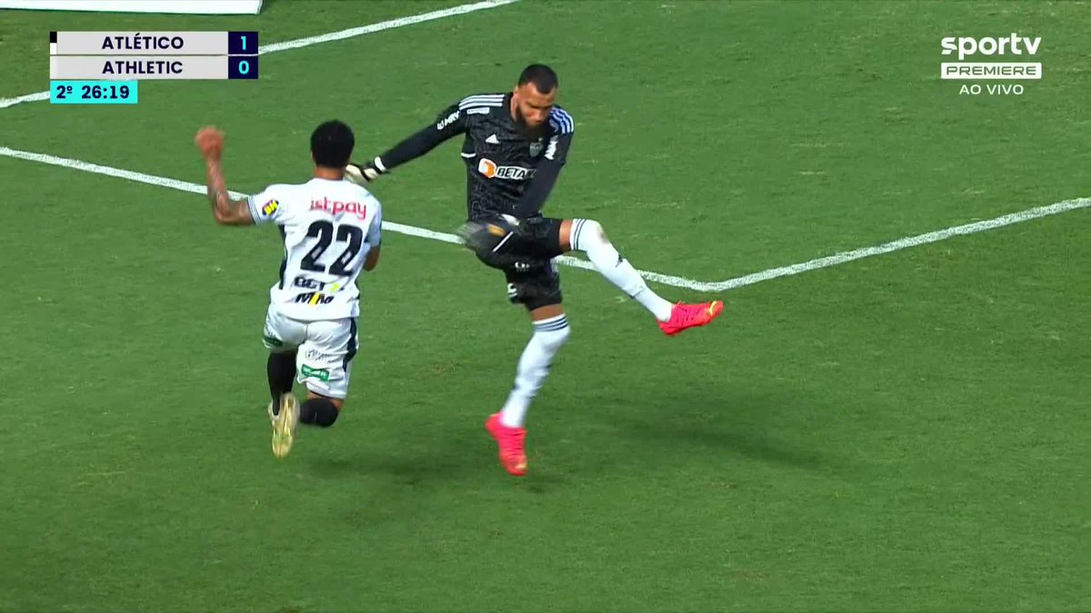 Everson acertou a mão no rosto de Nathan. VAR chamou. Juiz manteve decisão de campo e não deu pênalti. Galo segue vencendo por 1 a 0, e Athletic precisa do empate para ir à final do Mineiro #ge